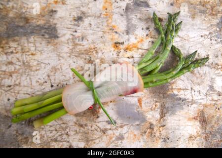 Secondo corso di pesce spada e asparagi piatto di lato Foto Stock