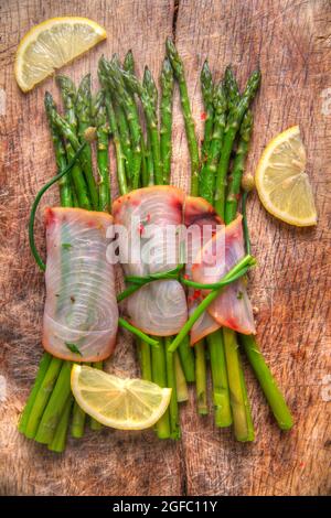 Secondo corso di pesce spada e asparagi piatto di lato Foto Stock