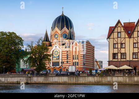 Kaliningrad, Russia - 30 luglio 2021: Sinagoga di Konigsberg in un giorno d'estate, gente comune cammina sul lungomare nelle vicinanze Foto Stock