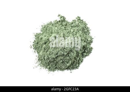 Argilla cosmetica verde asciutta isolata su sfondo bianco. Mucchio di argilla cosmetica verde naturale. Foto Stock