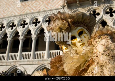 Elegante e suggestiva delle maschere tradizionali del carnevale di venezia Foto Stock