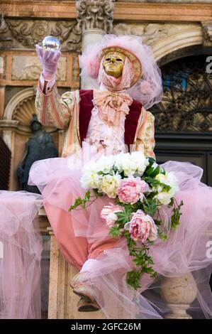 Elegante e suggestiva delle maschere tradizionali del carnevale di venezia Foto Stock