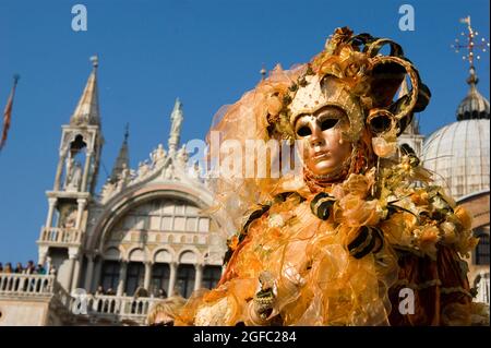 Elegante e suggestiva delle maschere tradizionali del carnevale di venezia Foto Stock