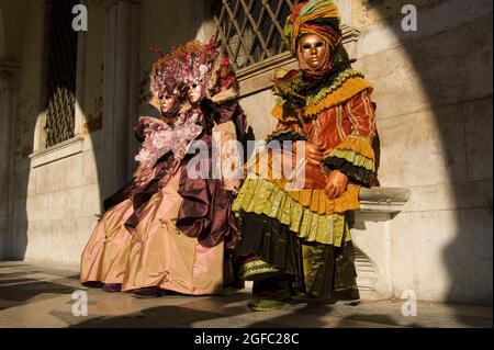 Elegante e suggestiva delle maschere tradizionali del carnevale di venezia Foto Stock