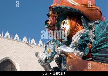 Elegante e suggestiva delle maschere tradizionali del carnevale di venezia Foto Stock