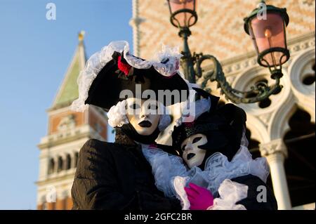 Elegante e suggestiva delle maschere tradizionali del carnevale di venezia Foto Stock