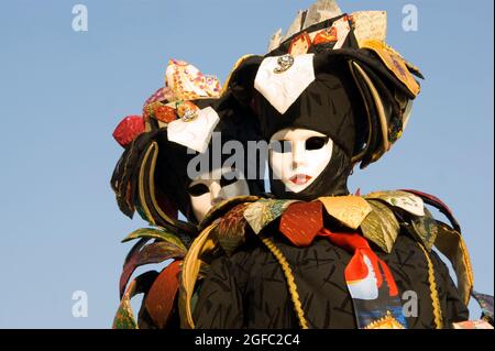 Elegante e suggestiva delle maschere tradizionali del carnevale di venezia Foto Stock