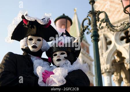 Elegante e suggestiva delle maschere tradizionali del carnevale di venezia Foto Stock