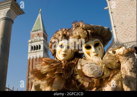 Elegante e suggestiva delle maschere tradizionali del carnevale di venezia Foto Stock