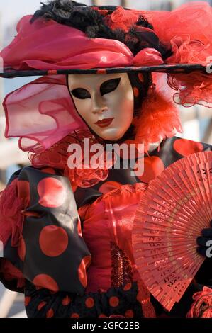 Elegante e suggestiva delle maschere tradizionali del carnevale di venezia Foto Stock