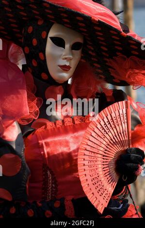 Elegante e suggestiva delle maschere tradizionali del carnevale di venezia Foto Stock