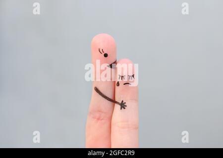 L'arte delle dita delle persone. Il bambino grida, la madre lo rassicura. Foto Stock