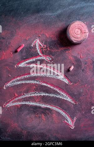 Rappresentazione grafica di un albero di Natale disegnato con gesso su lavagna Foto Stock