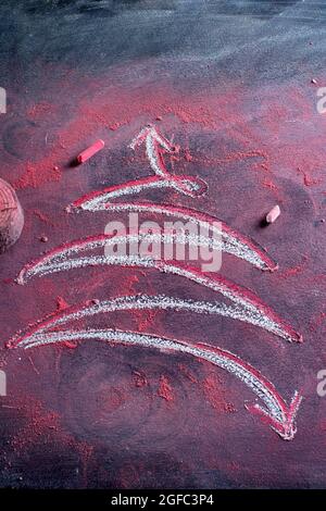 Rappresentazione grafica di un albero di Natale disegnato con gesso su lavagna Foto Stock