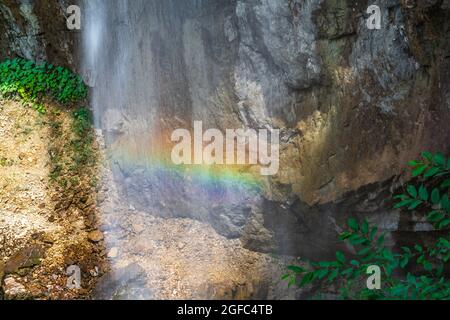 Rainbow spray in una cascata Foto Stock