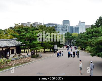 I visitatori passeggiando attraverso il bellissimo palazzo Gyeongbokgung a Seoul, Corea del Sud. Foto Stock