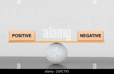 positivo e negativo in equilibrio Foto Stock