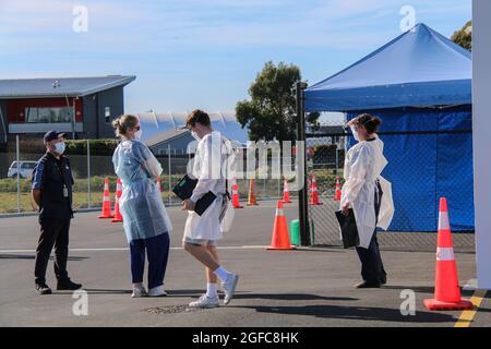 Christchurch, Nuova Zelanda. 24 agosto 2021. I membri del personale che indossavano maschere per il viso si trovano in una stazione di test Covid a Christchurch, l'epidemia di variante delta in Nuova Zelanda ha visto un'enorme corsa di persone che volevano essere testate, 50,000 persone sono state testate ieri e più di 80,000 vaccinazioni. Finora il virus è stato rilevato solo nell'Isola del Nord, ad Auckland e Wellington, sono stati confermati 63 nuovi casi, portando il totale a 210, 12. Credit: SOPA Images Limited/Alamy Live News Foto Stock