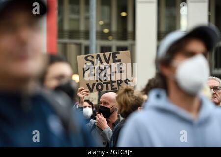 Vienna, Austria. 24 agosto 2021. La dimostrazione dei diritti umani non è negoziabile, in solidarietà con il popolo afghano. La manifestazione si svolge di fronte al Ministero degli interni in Minoritenplatz. Foto Stock