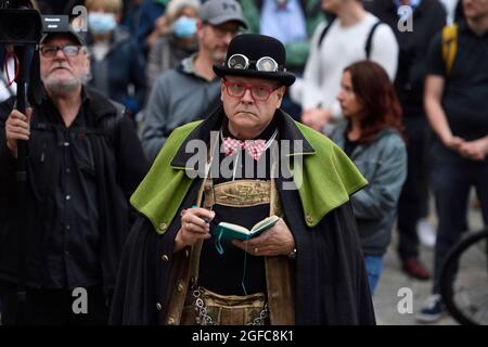 Vienna, Austria. 24 agosto 2021. La dimostrazione dei diritti umani non è negoziabile, in solidarietà con il popolo afghano. La manifestazione si svolge di fronte al Ministero degli interni in Minoritenplatz. L'immagine mostra Conrad Seidl. Foto Stock