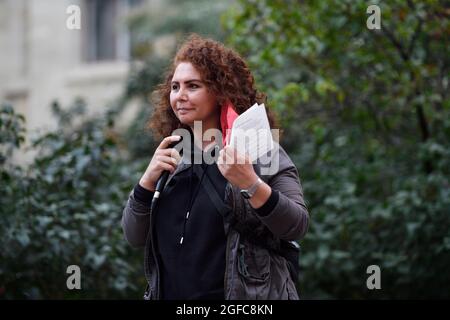 Vienna, Austria. 24th agosto, 2021. La dimostrazione dei diritti umani non è negoziabile, in solidarietà con il popolo afghano. La manifestazione si svolge di fronte al Ministero dell'interno in Minoritenplatz. La foto mostra Berîvan Aslan, (i Verdi). Foto Stock