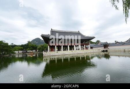 Padiglione Gyeonghoeru nel palazzo Gyeongbokgung di Seoul, Corea. Foto Stock