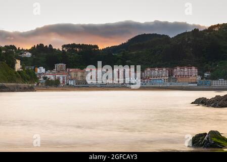 Foto lunga della spiaggia di ondarroa Foto Stock