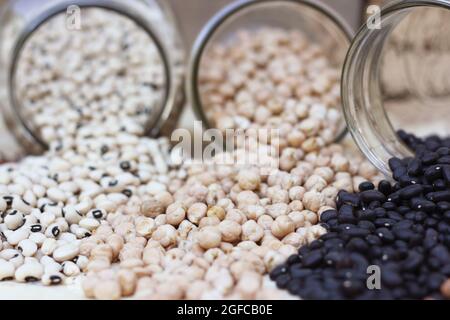 Piselli con occhi neri, piselli di cazzo, fagioli neri e fagioli di Pinto versati in cucina Foto Stock