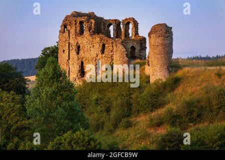 Sole sorge sulle rovine del castello di Clun Shropshire Hills, West Midlands Foto Stock