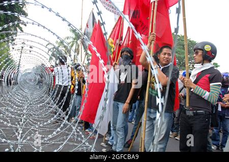 Studenti che protestano contro la politica del governo indonesiano di aumentare i prezzi del carburante da 4,500 rupia a 6,500 rupia - causata dall'aumento dei prezzi nei mercati mondiali del petrolio. Yogyakarta, Indonesia. 1° giugno 2008. Foto Stock