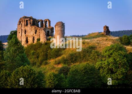 Sole sorge sulle rovine del castello di Clun Shropshire Hills, West Midlands Foto Stock