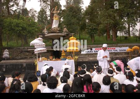 Gli Indù pregano davanti all'altare della dea Saraswati nel Tempio di Citho, commemorando il giorno di Saraswati - un giorno in cui la conoscenza è entrata nell'umanità. Centro di Java, Indonesia. 6 giugno 2008. Foto Stock