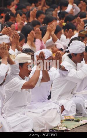 Gli Indù pregano davanti all'altare della dea Saraswati nel Tempio di Citho, commemorando il giorno di Saraswati - un giorno in cui la conoscenza è entrata nell'umanità. Centro di Java, Indonesia. 6 giugno 2008. Foto Stock