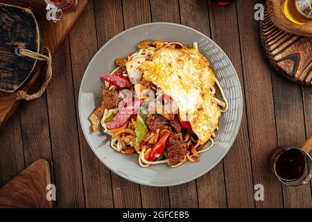 Tagliatelle asiatiche di agman guiru Foto Stock