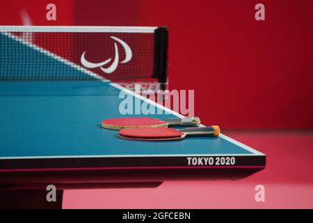 Tokyo, Giappone. 25 ago 2021. Paralimpiadi: Para ping pong, preliminari, single, al Tokyo Metropolitan Gymnasium. Racchette giacciono su un tavolo da ping pong. Credit: Marcus Brandt/dpa/Alamy Live News Foto Stock