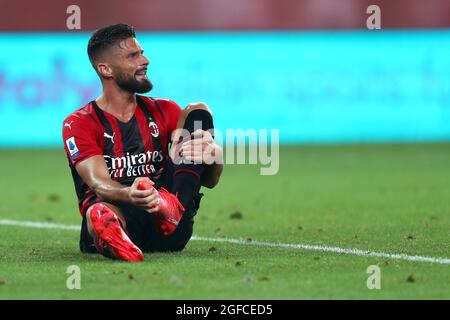 Genova, Italia. 23 agosto 2021. Olivier Giroud dell'AC Milan ha ferito durante la Serie A match tra UC Sampdoria e AC Milan allo Stadio Luigi Ferraris . Foto Stock