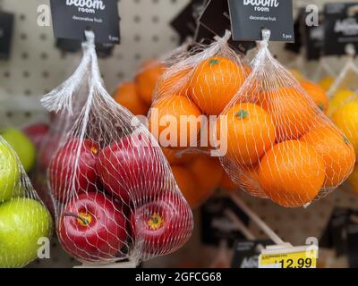 INDIANAPOLIS, STATI UNITI - Jan 10, 2021: Varie mele di plastica e arance assortite in sacchetti, sono disponibili per l'acquisto Foto Stock