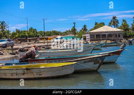 Panga o barca del porto di pesca nel porto di Yavaros. Yavaros-Moroncarit si trova nel comune di Huatabampo sonora Messico. (Foto di Luis Gutierrez / NortePhoto.com) Panga o bote de puerto de pescadores en el puerto Yavaros. Yavaros-Moroncarit se encuentran en el municipio de Huatabampo sonora Messico. (Foto di Luis Gutierrez / NortePhoto.com) Foto Stock