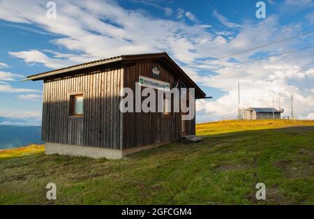 Treffen, Austria - Agosto 17,2016: Ambulanza sci in cima a quota 1.911 m.Summer ski resort in Gerlitzen Alpi. Foto Stock