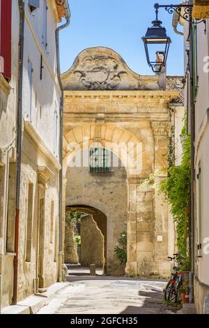 Arles, Francia. Antico accesso ad un convento nella Città Vecchia di Arles. Porterie du Grand Couvent. Foto Stock