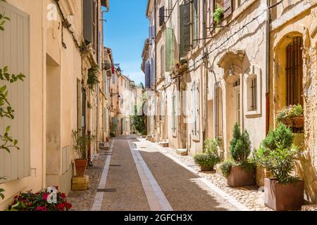 Vista su una strada idilliaca con piante verdi ad Arles, Provenza, Francia. Foto Stock