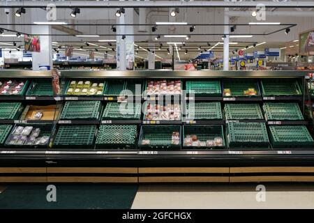 Scaffali vuoti di frutta e verdura in un supermercato Cardiff. Foto Stock