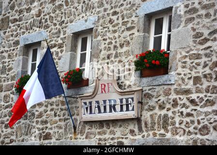 cityhall di un villaggio rurale a Livradois-Forez, Chambon sur Dolore, Puy-de-Dome, Auvergne-Rhone-Alpes, Francia Foto Stock