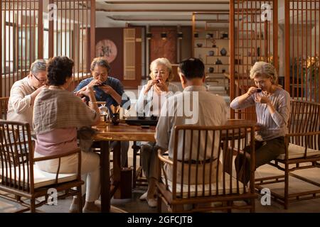 Amici felici che bevono il tè insieme Foto Stock