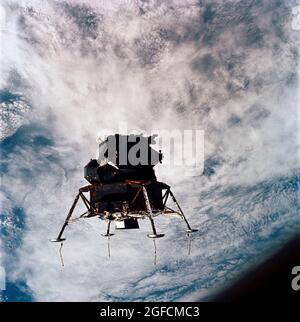 (7 marzo 1969) --- eccellente visione del modulo lunare Apollo 9, 'Spider', in una configurazione lunare di atterraggio, come fotografato dai moduli di comando e di servizio il quinto giorno della missione orbitale terrestre Apollo 9. Il carrello di atterraggio sullo 'Spider' è stato attivato. Le sonde di superficie lunari (sensori) si estendono dai piedini del carrello di atterraggio. All'interno dello 'Spider' si trovavano gli astronauti James A. McDivit, comandante Apollo 9, e Russell L. Schweickart, pilota a modulo lunare Foto Stock