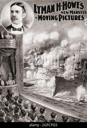 Il nuovo di Lyman H. Howe si sposa con le immagini in movimento. Un poster del 1898 con una fantasiosa esposizione di navi da battaglia americane impegnate nella guerra tra Spagna e America e un ritratto di Howe in alto a sinistra. Lyman Hakes Howe, 1856 - 1923, imprenditore e innovatore americano di intrattenimento. Stava realizzando film aerei entro il 1911 e - con l'uso di un fonografo - è accreditato di essere il primo produttore di film a sposare effetti sonori ai suoi film. Foto Stock