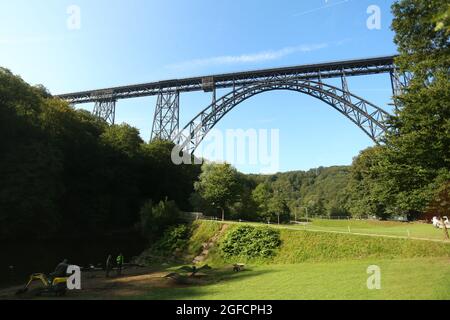 Solingen, Germania. 25 ago 2021. Il ponte ferroviario di Müngsten, un ponte a traliccio in acciaio, conduce su una valle del Wupper. La costruzione fu completata nel 1897 e fu chiamata 'Kaiser-Wilhelm-Brücke' fino al 1918. L'imponente struttura è la proposta della Renania Settentrionale-Vestfalia di un elenco di domande per i futuri siti del Patrimonio Mondiale della Conferenza dei Ministri della Cultura. Credit: David Young/dpa/Alamy Live News Foto Stock