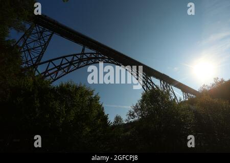 Solingen, Germania. 25 ago 2021. Il ponte ferroviario di Müngsten, un ponte a traliccio in acciaio, conduce su una valle del Wupper. La costruzione fu completata nel 1897 e fu chiamata 'Kaiser-Wilhelm-Brücke' fino al 1918. L'imponente struttura è la proposta della Renania Settentrionale-Vestfalia di un elenco di domande per i futuri siti del Patrimonio Mondiale della Conferenza dei Ministri della Cultura. Credit: David Young/dpa/Alamy Live News Foto Stock