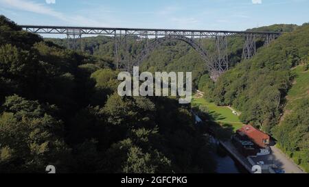 Solingen, Germania. 25 ago 2021. Il ponte ferroviario di Müngsten, un ponte a traliccio in acciaio, conduce su una valle del Wupper. La costruzione fu completata nel 1897 e fu chiamata 'Kaiser-Wilhelm-Brücke' fino al 1918. L'imponente struttura è la proposta della Renania Settentrionale-Vestfalia di un elenco di domande per i futuri siti del Patrimonio Mondiale della Conferenza dei Ministri della Cultura. Credit: David Young/dpa/Alamy Live News Foto Stock