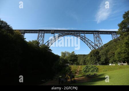 Solingen, Germania. 25 ago 2021. Il ponte ferroviario di Müngsten, un ponte a traliccio in acciaio, conduce su una valle del Wupper. La costruzione fu completata nel 1897 e fu chiamata 'Kaiser-Wilhelm-Brücke' fino al 1918. L'imponente struttura è la proposta della Renania Settentrionale-Vestfalia di un elenco di domande per i futuri siti del Patrimonio Mondiale della Conferenza dei Ministri della Cultura. Credit: David Young/dpa/Alamy Live News Foto Stock